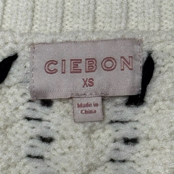 Elegant V-Neck Sweater with Black Accents - Picture 7 of 10